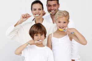 family-brushing-teeth-together